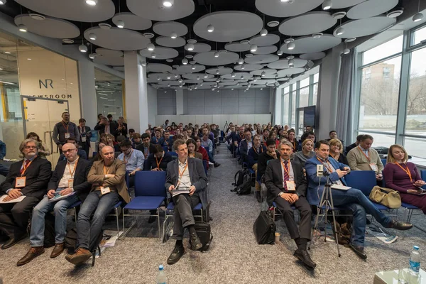 Ihmiset osallistuvat kongressitalon liikekonferenssiin. — kuvapankkivalokuva