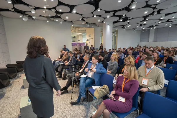 La gente asiste a conferencias de negocios en la sala de congresos — Foto de Stock