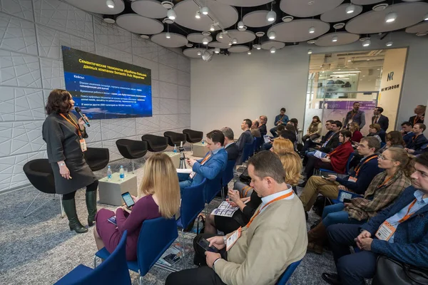 Menschen besuchen Business-Konferenz in Kongresshalle — Stockfoto