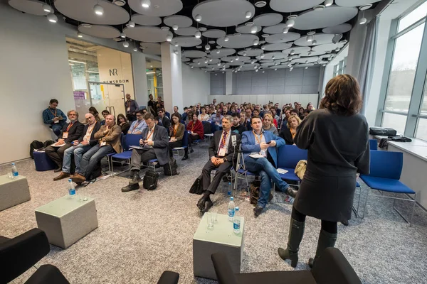 Mensen wonen zakelijke bijeenkomst in zaal van het hotelcongres — Stockfoto