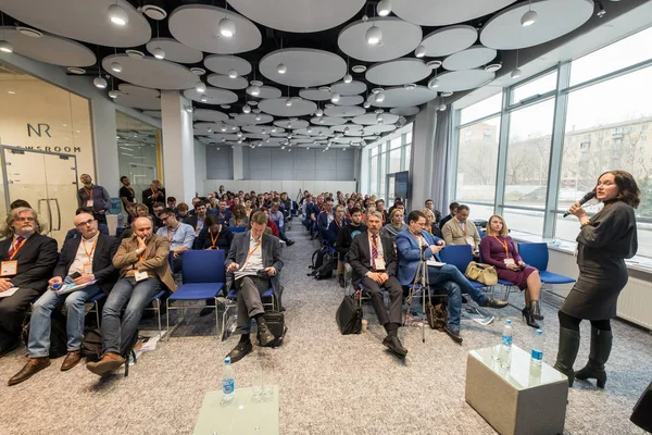 Pessoas participam de conferência de negócios na sala de congressos — Fotografia de Stock