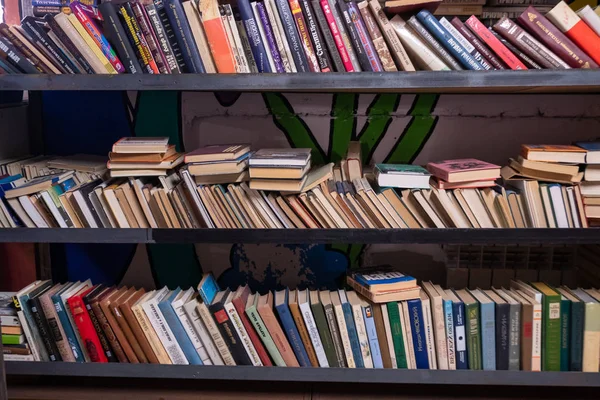 Alte Bücher im Regal eines Antiquariats — Stockfoto