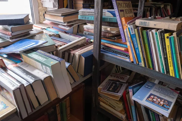 Старые книги на полке в антикварном магазине — стоковое фото