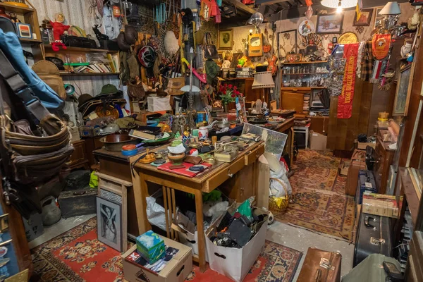 Anciennes choses à vendre dans un magasin d'antiquités — Photo