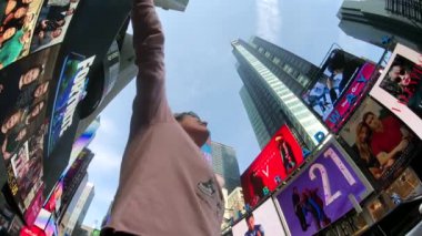 New York, ABD - 6 Eylül 2018: Genç kadın Times Meydanı'nda, o iplik, görünümü alt, yavaş hareket olmaktan mutlu