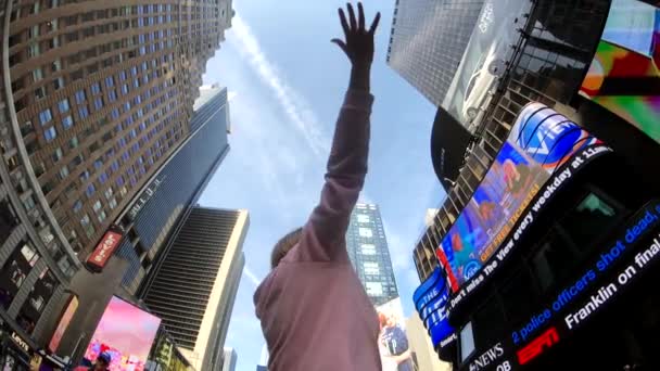 Молодая женщина счастлива, находясь на Таймс-сквер — стоковое видео