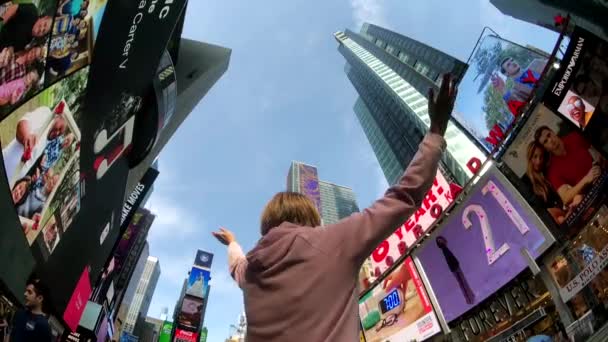 Mujer joven es feliz de estar en Times Square — Vídeos de Stock