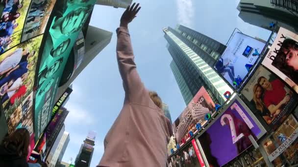 Młoda kobieta jest szczęśliwa z bycia na Times Square — Wideo stockowe