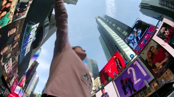 ニューヨーク アメリカ合衆国 2018 若い女性はタイムズ スクエア 彼女の下のビュー スローモーションから幸せです — ストック動画