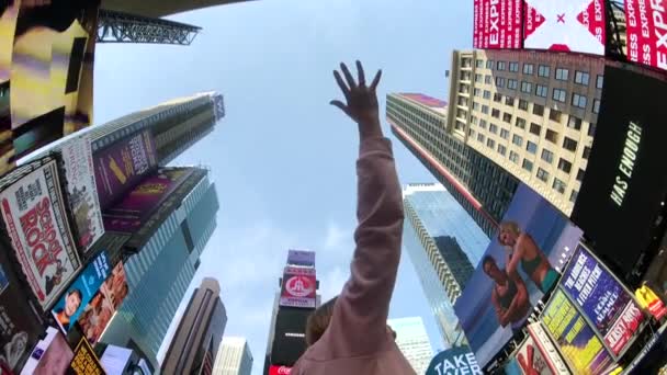 Mladá žena je radost z bytí na Times Square — Stock video