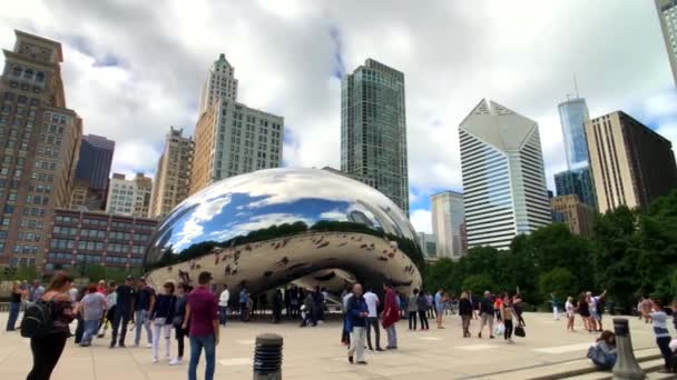 Turystów odwiedzających miasto landmark rzeźby Cloud Gate — Wideo stockowe