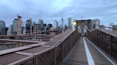 İnsanlar gün anda Brooklyn bridge uygulamasında