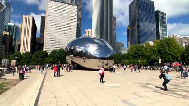 Turistas que visitam o marco da cidade escultura Cloud Gate — Vídeo de Stock