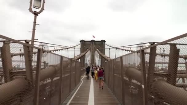 Люди, гуляющие по Бруклинскому мосту днем — стоковое видео