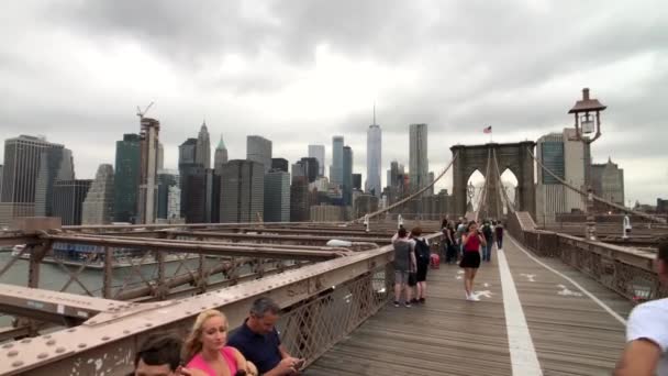 Pessoas andando na ponte de Brooklyn durante o dia — Vídeo de Stock