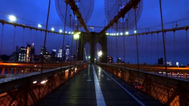 Pessoas andando na ponte de Brooklyn durante o dia — Vídeo de Stock