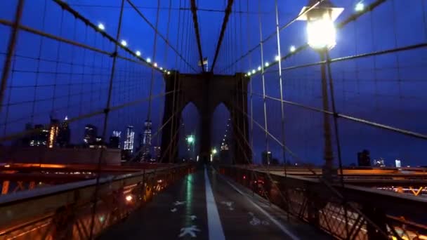 Pessoas andando na ponte de Brooklyn durante o dia — Vídeo de Stock