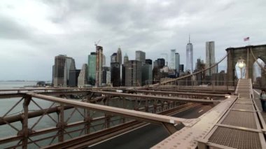 İnsanlar gün anda Brooklyn bridge uygulamasında