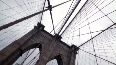İnsanlar gün anda Brooklyn bridge uygulamasında
