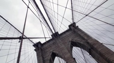 İnsanlar gün anda Brooklyn bridge uygulamasında