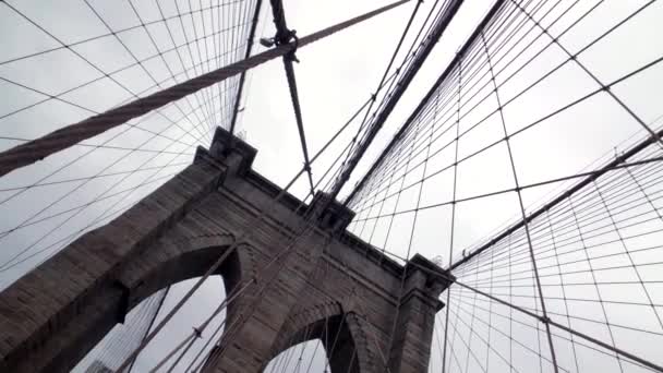 Människor som vandrar i Brooklyn bridge på dagtid — Stockvideo