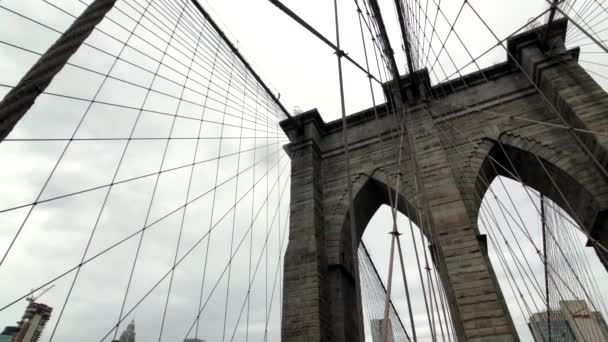 Puente de Brooklyn y paisaje urbano de Manhattan — Vídeo de stock