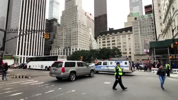Il poliziotto regola il traffico per le strade di Manhattan — Video Stock