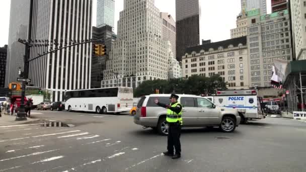 Polismannen reglerar trafik på gatorna i Manhattan — Stockvideo