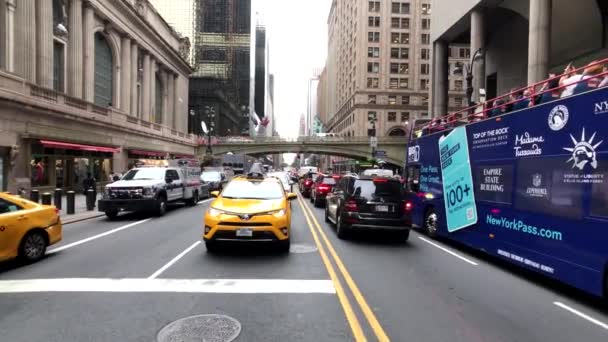 Vida en la ciudad cerca de la estación de tren Grand Central en Manhattan downton — Vídeos de Stock