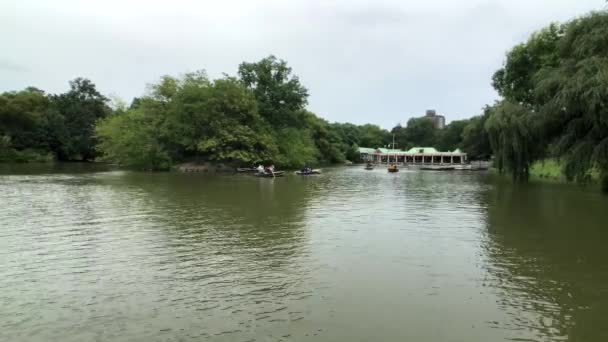 Yaz gün zaman Manhattan'daki central Park'ta botla insanlar — Stok video