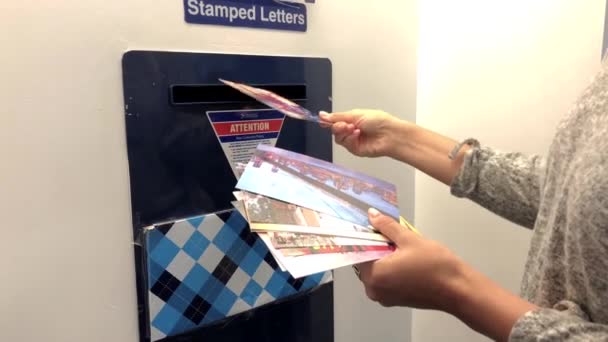 Kvinna som skickar vykort från New York på United States postal service — Stockvideo