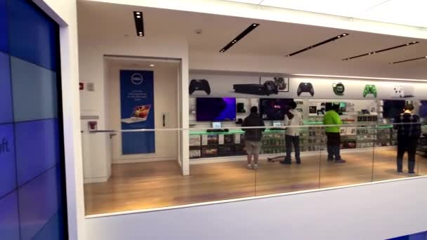 Microsoft tienda interior en la 5ª avenida en Manhattan — Vídeos de Stock