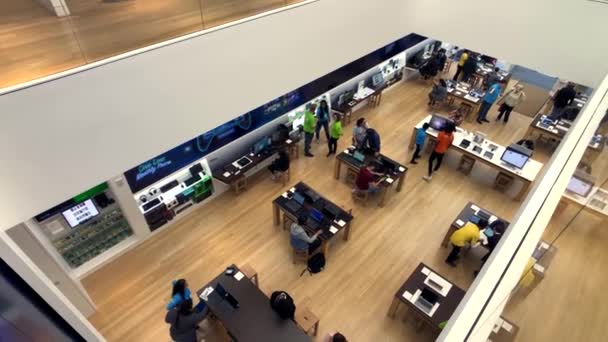 Microsoft Store interiör i 5th Avenue på Manhattan — Stockvideo