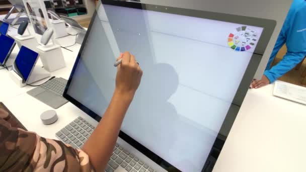 Γυναίκα καλλιτέχνης προσπαθεί να ζωγραφίσει στο Microsoft Surface Studio — Αρχείο Βίντεο