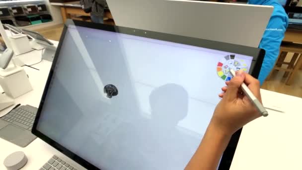 Женщина-художник пытается рисовать на Microsoft Surface Studio — стоковое видео