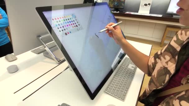 Artista femenina tratando de pintar en Microsoft Surface Studio — Vídeos de Stock