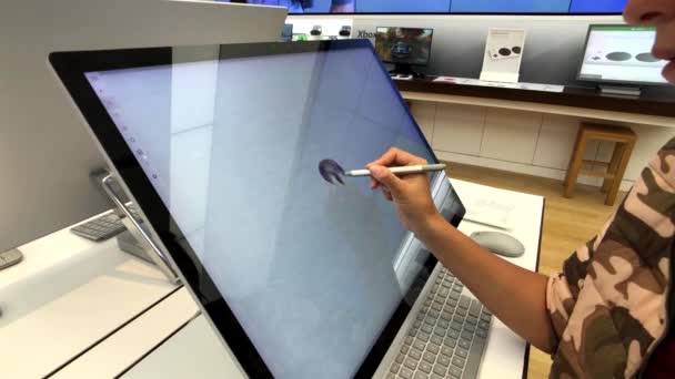 Artista femenina tratando de pintar en Microsoft Surface Studio — Vídeo de stock