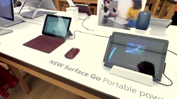 Surface Go tablet ps in Microsoft store — Stock Video