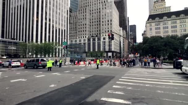 Policia regula trânsito nas ruas de Manhattan — Vídeo de Stock