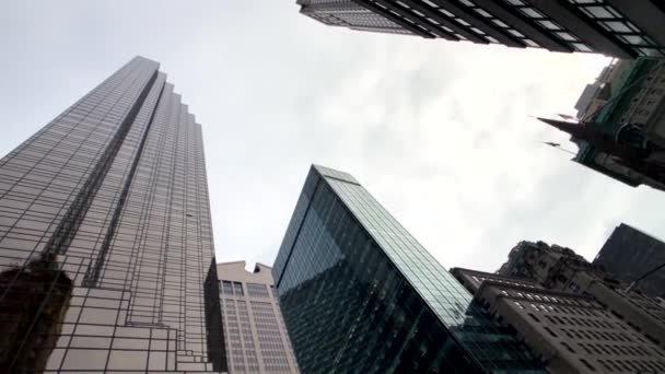 ニューヨークの高層ビルの下のビュー — ストック動画