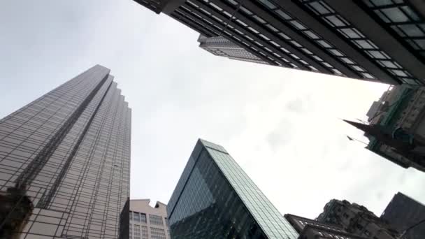 ニューヨークの高層ビルの下のビュー — ストック動画