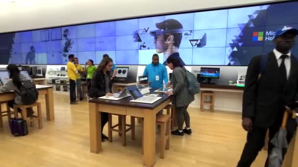 Microsoft store interior in 5th avenue in Manhattan — Stock Video