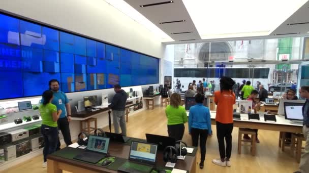 Intérieur du Microsoft Store dans la 5ème avenue à Manhattan — Video