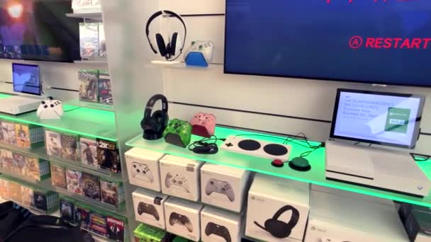 Game konsol dan aksesoris di Microsoft store di 5th avenue di Manhattan — Stok Video