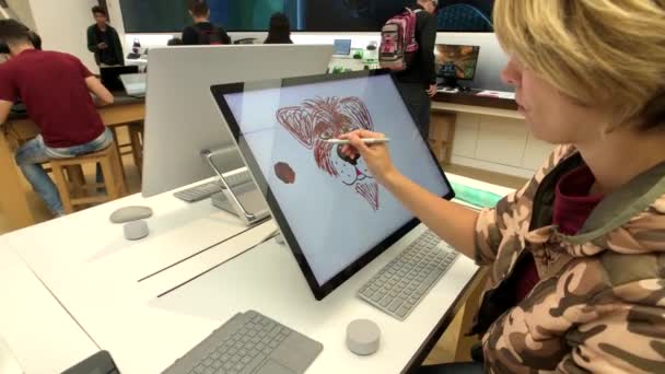 Artista femenina tratando de pintar en Microsoft Surface Studio — Vídeos de Stock