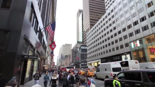 La vida de la ciudad en Manhattan durante el día — Vídeos de Stock