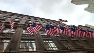 Şehir Manhattan binalar üzerinde ülke bayrakları