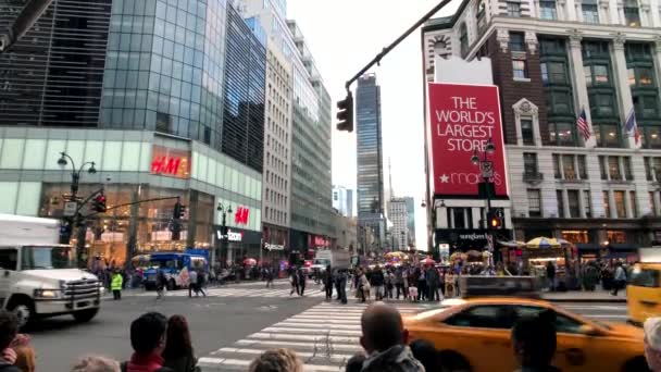 Życie miasta w Manhattan w czasie dnia — Wideo stockowe