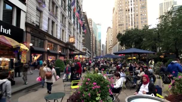 La vida de la ciudad en Manhattan durante el día — Vídeos de Stock