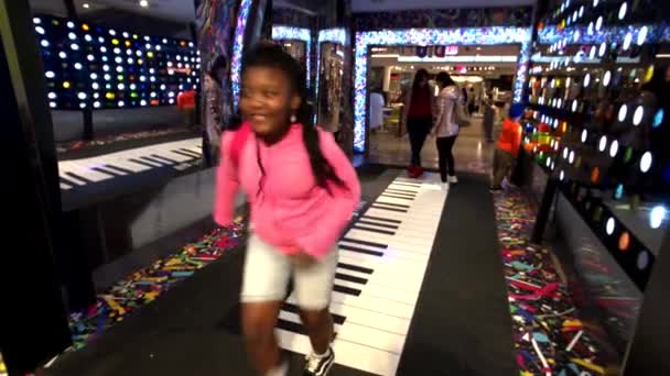 Los compradores se divierten con el piano de piso grande en la tienda Macys en Manhattan — Vídeos de Stock